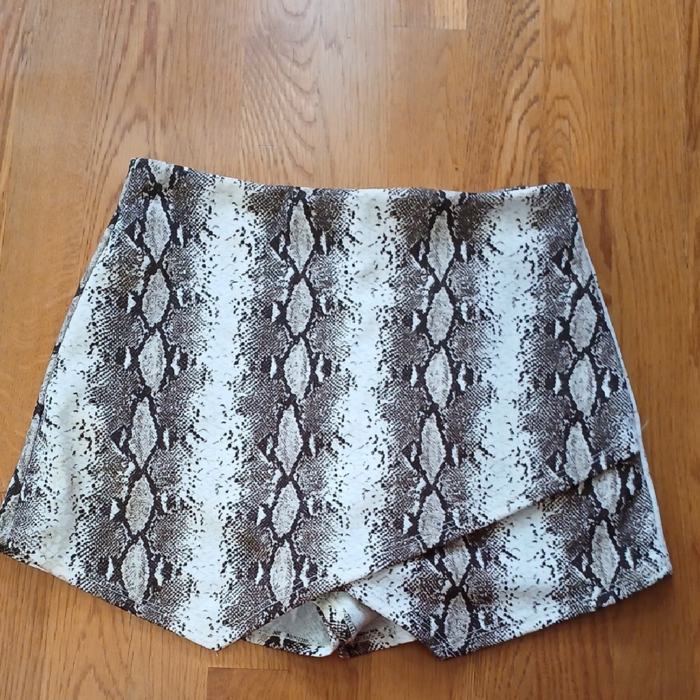Blue Blush Snake Skin Print Zippered Back Skort Size Medium Chic Stylish
